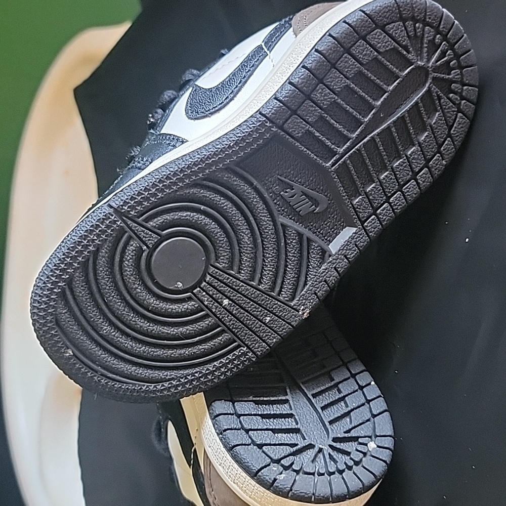 Nike Kids Black and White Sneakers - Picture 4 of 5